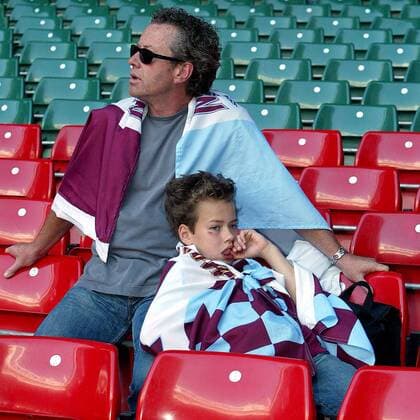 Vater und Sohn enttäuscht nach dem verlorenen Aufstiegsspiel von West Ham United Fußball Herren English Division 1 2003 2004, 2. Englische Liga, Play Off, Offs, Playoff, Playoffs, West Ham United Gruppe Cardiff Enttäuschung,