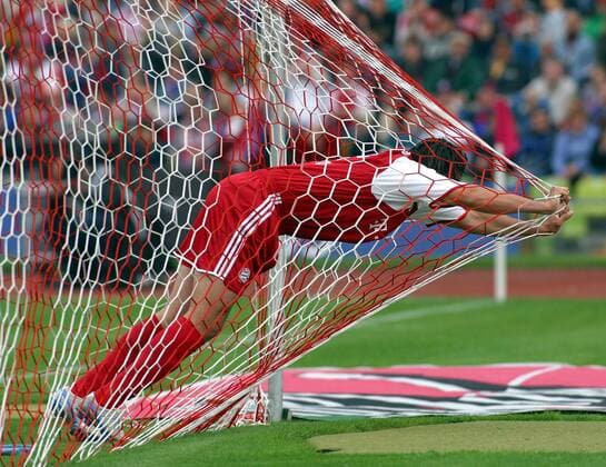 Claudio Pizarro (Bayern) - gefangen im Tornetz Fußball 1. BL Herren Saison 2003 2004, FC Bayern München Einzelbild Symbol, Feature München