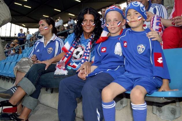 Junge Fans aus Serbien und Montenegro mit Trikots, Schals und Gesichtsbemalung Fußball EM Herren U 21 Europameisterschaft 2004, Länderspiel, Gruppe Bochum Freude,