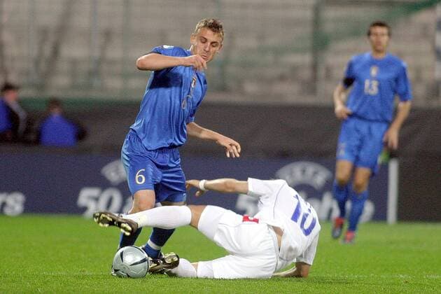 Daniele de Rossi (li., Italien U21) gegen Maric (Serbien und Montenegro U21) Fußball EM Herren U 21 Europameisterschaft 2004, Länderspiel, Nationalmannschaft, Nationalteam, Nationaltrikot, Gruppe Bochum Dynamik,
