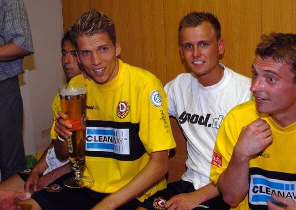 Der Aufstieg scheint für Dynamo Dresden perfekt, v. li.: Ranisav Jovanovic, Marcus Kunisch und Christian Fröhlich feiern schon mal mit einem großen Bier Fußball Herren Regionalliga Nord 2003 2004, 3. Liga, 1. FC Dynamo Dresden Gruppe Dresden