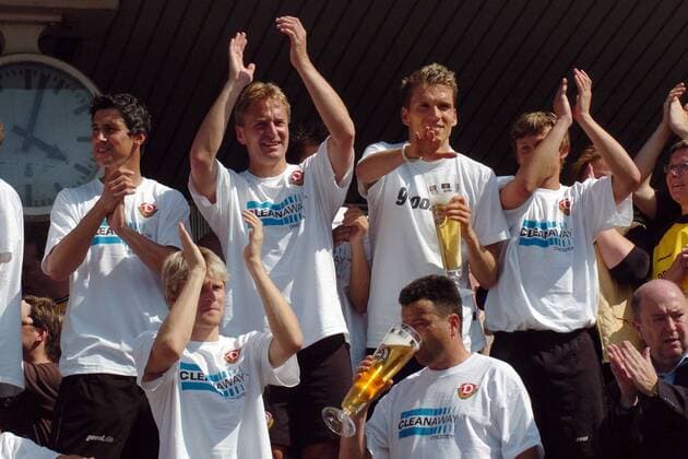 Der Aufstieg scheint für Dynamo Dresden perfekt, hi. v. li.: Svilen Stoilov, Steffen Heidrich, Ranisav Jovanovic, Alexander Kunert, vorn: Rico Kühne, Mannschaftsleiter Holger Leyser und Manager Siegmar Menz Fußball Herren Regionalliga Nord 2003 2004, 3. Liga, 1. FC Dynamo Dresden Gruppe Dresden, Jubel, jubeln Freude, Begeisterung,