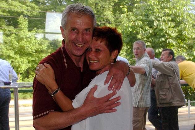 Der Aufstieg scheint für Dynamo Dresden perfekt - Trainer Christoph Franke freut sich mit Manager-Gattin Beate Menz Fußball Herren Regionalliga Nord 2003 2004, 3. Liga, 1. FC Dynamo Dresden, close Gruppe Dresden Freude, Begeisterung,