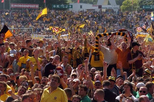 Der Aufstieg scheint für Dynamo Dresden schon perfekt und die Fanmassen in gelb-schwarz feiern Fußball Herren Regionalliga Nord 2003 2004, 3. Liga, 1. FC Dynamo Dresden Totale Dresden Masse, Freude, Begeisterung,