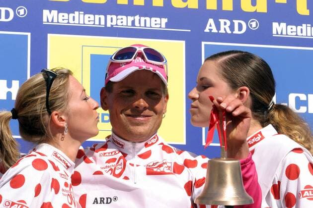 Jan Ullrich (Deutschland T Mobile) bekommt für die Führung in der Bergwertung Küsschen von zwei Hostessen und eine Kuhglocke Radsport Herren Deutschlandtour 2004, Deutschlandrundfahrt, Rundfahrt, Straßenradsport, Straße, Rad Gruppe 1. Etappe: Einzelzeitfahren Karlsruhe Karlsruhe Freude, Komik,