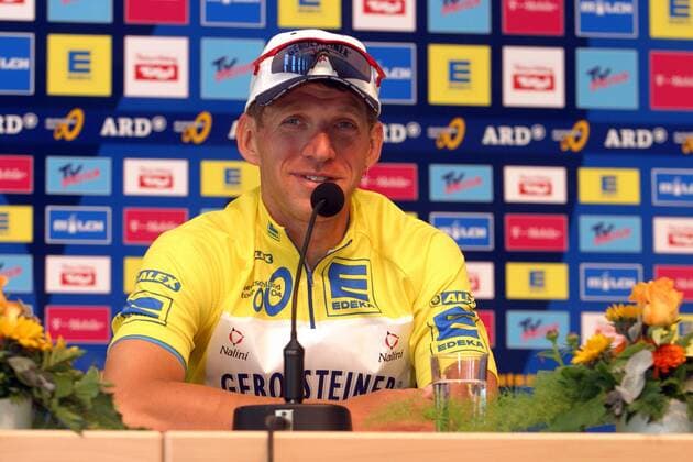 Sieger Michael Rich (Deutschland Gerolsteiner) bei der Pressekonferenz Radsport Herren Deutschlandtour 2004, Deutschlandrundfahrt, Rundfahrt, Straßenradsport, Straße, Rad Einzelbild 1. Etappe: Einzelzeitfahren Karlsruhe Karlsruhe Freude,