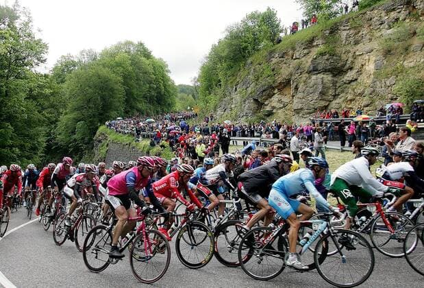 Fahrerfeld in den Spitzkehren eines Anstiegs - u.a. Jan Ullrich (Deutschland T Mobile, vorn li.) Radsport Herren Deutschlandtour 2004, Deutschlandrundfahrt, Rundfahrt, Straßenradsport, Straße, Rad Totale 2. Etappe Bad Urach - Wangen