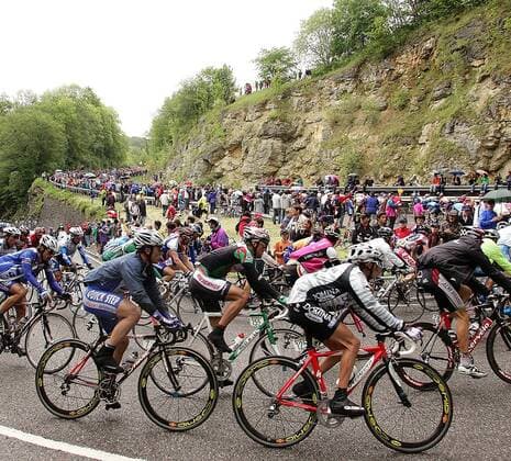 Fahrerfeld in den Spitzkehren eines Anstiegs Radsport Herren Deutschlandtour 2004, Deutschlandrundfahrt, Rundfahrt, Straßenradsport, Straße, Rad Totale 2. Etappe Bad Urach - Wangen