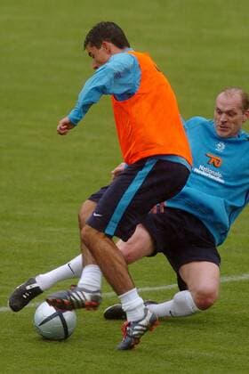 Roy Makaay (li.) wird von Co-Trainer Jan Wouters (Niederlande) hart angegangen Fußball EM Herren Vorbereitung EURO 2004, Europameisterschaft, Nationalmannschaft, Nationalteam, Training, Holland, Gruppe Lausanne Dynamik, Kampf,