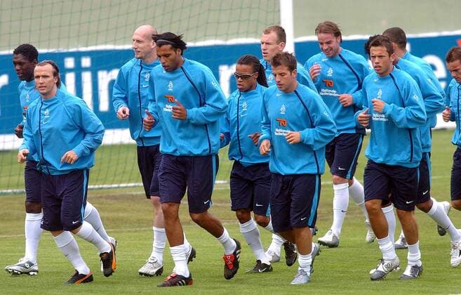 Mannschaftslauf Niederlande, v.li.: Clarence Seedorf, Boudewijn Zenden, Jaap Stam, Pierre van Hooijdonk, Edgar Davids, Arjen Robben, Rafael van der Vaart, Andy van der Meyde, Johnny Heitinga Fußball EM Herren Vorbereitung EURO 2004, Europameisterschaft, Nationalmannschaft, Nationalteam, Training, Holland, Totale Lausanne
