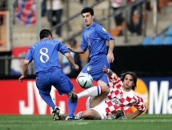 Niko Kranjcar (re., Kroatien U21) gegen Cesare Bovo (Mitte) und Palombo (beide Italien U21) Fußball EM Herren U 21 Europameisterschaft 2004, Länderspiel, Nationalmannschaft, Nationalteam, Nationaltrikot, Gruppe Bochum Dynamik,