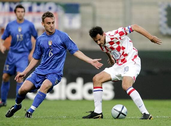 Daniele de Rossi (li., Italien U21) gegen Marko Babic (Kroatien U21) Fußball EM Herren U 21 Europameisterschaft 2004, Länderspiel, Nationalmannschaft, Nationalteam, Nationaltrikot, Gruppe Bochum Dynamik,