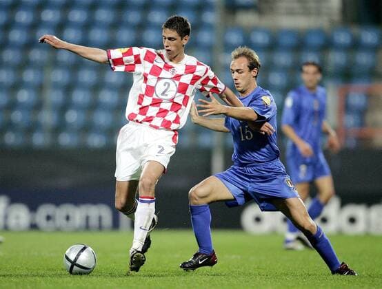 Marijan Buljat (li., Kroatien U21) gegen Marco Donadel (Italien U21) Fußball EM Herren U 21 Europameisterschaft 2004, Länderspiel, Nationalmannschaft, Nationalteam, Nationaltrikot, Gruppe Bochum Dynamik,