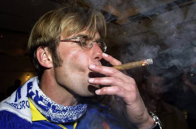 Aufstiegsfeier Mainz 05 - Trainer Jürgen Klopp gönnt sich eine Zigarre Fußball 2. BL Herren Saison 2003 2004, FSV Mainz 05, Aufsteiger, Aufstieg, Aufstiegsjubel, Feier, feiern Einzelbild Mainz