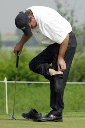 Barry Lane (England) begutachtet die Blase an seinem Fuß Golf Herren Deutsche Bank SAP Open 2004, Golfen, PGA European Tour, TPC of Europe Einzelbild St. Leon-Rot Heidelberg Spannung,