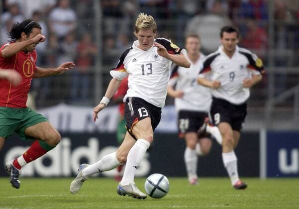 Bastian Schweinsteiger (Deutschland U21) am Ball Fußball EM Herren U 21 Europameisterschaft 2004, Länderspiel, Gruppenspiel, Gruppe B, Nationalmannschaft, Nationalteam Gruppe Mainz Dynamik,