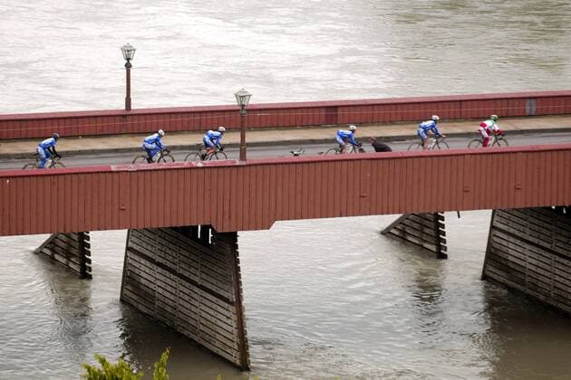 Die führenden Fahrer überqueren eine Brücke kurz vor Wasserburg Radsport Herren Deutschlandtour 2004, Deutschlandrundfahrt, Rundfahrt, Straßenradsport, Straße, Rad, Vdig Totale 4. Etappe Bad Tölz - Landshut