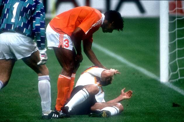 Frank Rijkaard (li., Niederlande) zieht dem am Boden liegenden Rudi Völler (BR Deutschland) an den Haaren Fußball WM Herren Weltmeisterschaft 1990, Achtelfinale, Länderspiel, Nationalmannschaft, Nationalteam, Nationaltrikot Gruppe BRD - Holland 2:1 Mailand Spannung,