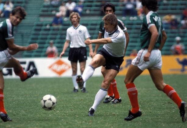 Klaus Augenthaler (Mitte, BR Deutschland) zieht ab Fußball Länderspiel Herren Länderspiel 1985, Testspiel, Freundschaftsspiel, Nationalmannschaft, Nationalteam, Gruppe Mexiko - BRD 2.0 Mexiko-Stadt, Mexico-City Dynamik,