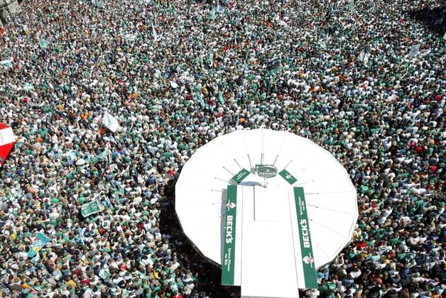 Menschenmassen am Bierausschank bei der Meisterfeier in Bremen Fußball 1. BL Herren Saison 2003 2004, SV Werder Bremen, Deutscher Meister, Meisterschaft, Meisterfeier, Fanmassen, Totale Aufmacher, Marktplatz, Bremen Masse, Freude, Begeisterung,