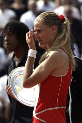Elena Dementieva (Rußland) wischt sich eine Träne aus dem Gesicht Tennis Damen French Open 2004, Grand Slam, WTA-Tour, Finale Einzelbild Roland Garros Paris