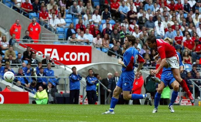 Frank Lampard (England, re.) zieht ab, li. Thordur Gudjonsson (Island) Fußball Länderspiel Herren Länderspiel 2004, Nationalmannschaft, Nationalteam, Nationaltrikot, Testspiel, Freundschaftsspiel Gruppe Manchester Dynamik,