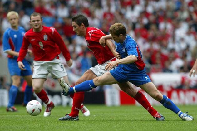 Frank Lampard (England, li.) gegen Johannes Carl Gudjonsson (Island) Fußball Länderspiel Herren Länderspiel 2004, Nationalmannschaft, Nationalteam, Nationaltrikot, Testspiel, Freundschaftsspiel Gruppe Manchester Dynamik, Kampf,