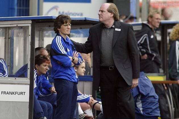 Manager Siegfried Dietrich versucht Trainerin Monika Staab (beide Frankfurt) zu trösten Fußball EC 3 Damen UEFA-Cup 2003 2004, Pokal, Europapokal, Europacup, Finale, Endspiel, Frauen, Frauenfußball, Vdig Gruppe Frankfurt M. Enttäuschung,