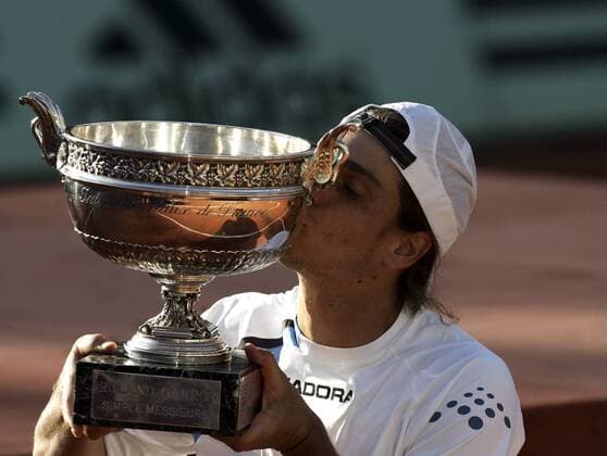 Gaston Gaudio (Argentinien) küsst die Siegertrophäe der French Open 2004 Tennis Herren French Open 2004, Grand Slam, ATP-Tour, Finale, Endspiel, Vdig, Einzelbild Roland Garros Paris Freude,