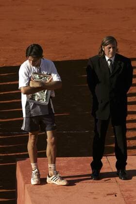 Der enttäuschte Zweitplazierte Guillermo Coria (li.) und Landsmann Guillermo Vilas (beide Argentinien) während der Siegerehrung Tennis Herren French Open 2004, Grand Slam, ATP-Tour, Sand, Sandplatz, Sandplatztennis, Sandplatzturnier, Vdig, Gruppe Roland Garros Paris Enttäuschung,