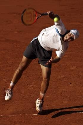 Gaston Gaudio (Argentinien) - Aufschlag Tennis Herren French Open 2004, Grand Slam, ATP-Tour, Sand, Sandplatz, Sandplatztennis, Sandplatzturnier, Vdig, Einzelbild Roland Garros Paris Dynamik,