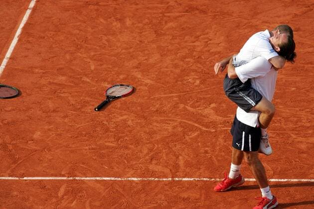 Xavier Malisse (re.) und Olivier Rochus (beide Belgien) freuen sich über ihren French Open Erfolg im Doppel Tennis Herren French Open 2004, Grand Slam, ATP-Tour, Sand, Sandplatz, Sandplatztennis, Sandplatzturnier, Gruppe Roland Garros Paris Begeisterung, Freude,  