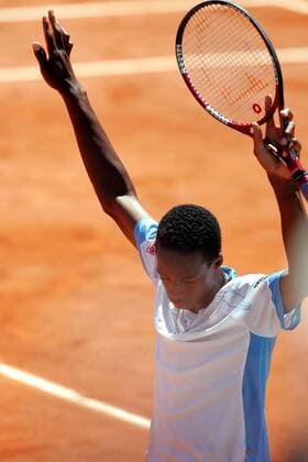 Gael Monfils (Frankreich) - Siegesjubel Tennis Herren French Open 2004, Grand Slam, Sand, Sandplatz, Sandplatztennis, Sandplatzturnier, Einzelbild Roland Garros Paris Freude,  