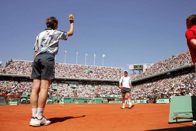 Der ausverkaufte Center Court Philippe Chatrier in Roland Garros verfolgt gespannt das rein argentinische Finale der French Open 2004 Tennis Herren French Open 2004, Grand Slam, ATP-Tour, Sand, Sandplatz, Sandplatztennis, Sandplatzturnier, Totale Roland Garros Paris  