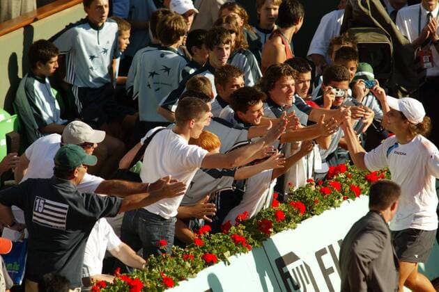 Gaston Gaudio (Argentinien) klatscht nach seinem Triumph bei den French Open 2004 mit den Fans ab Tennis Herren French Open 2004, Grand Slam, ATP-Tour, Finale, Endspiel, Vdig, Totale Roland Garros Paris Begeisterung, Freude,  
