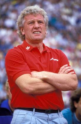 Trainer Karl-Heinz Feldkamp (Frankfurt) skeptisch Fußball 1. BL Herren Saison 1987 1988, München - Eintracht Frankfurt 3:2 Einzelbild München Skepsis,
