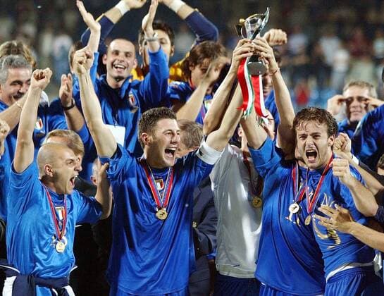 Siegesjubel U21 Italien mit Daniele Bonera (Mitte), Alberto Gilardino (re.) und Alessandro Rosina (li.) Fußball EM Herren U 21 Europameisterschaft 2004, Nationalmannschaft, Nationalteam, Nationaltrikot, Gruppe Finale, Endspiel Bochum Glück Freude, Begeisterung,