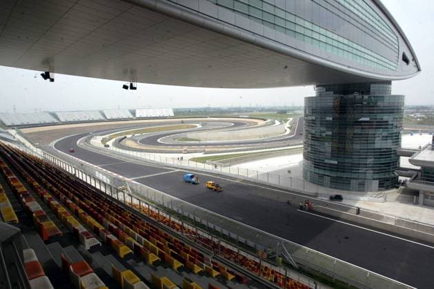 Start- und Zielgeraden und beginnende Schneckenkurve des Shanghai Circuit Motorsport Herren Vorschau Großer Preis von China 2004, Formel 1 Weltmeisterschaft, F1, F, GP, WM Totale Shanghai International Circuit, Fotostory Shanghai, Reportage