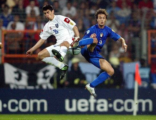 Alberto Gilardino (U21 Italien, re.) gegen Milan Bisevac (U21 Serbien Montenegro) Fußball EM Herren U 21 Europameisterschaft 2004, Nationalmannschaft, Italien - Serbien und Montenegro 3:0 Gruppe Bochum Dynamik,