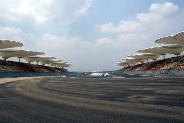 Großflächige asphaltierte Auslaufzone an der U-Kurve in der Grandstand Arena des Shanghai Circuit Motorsport Herren Vorschau Großer Preis von China 2004, Formel 1 Weltmeisterschaft, F1, F, GP, WM Totale Shanghai International Circuit, Fotostory Shanghai, Reportage
