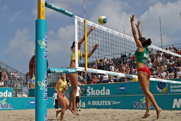 Stephanie Pohl (li., Deutschland) - Schmetterball gegen den Block von Petia Yanchulova (Bulgarien) Beachvolleyball EM Damen FIVB Europameisterschaft 2004, Beach, Vdig Gruppe Timmendorf Dynamik,