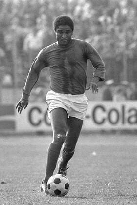 Eusebio Ferreira da Silva (Weltauswahl) am Ball Fußball Herren Uwe Seelers Abschiedsspiel 1972, Abschied, Vneg, Vsw Einzelbild Hamburg Dynamik,