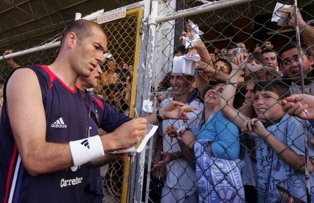 Zinedine Zidane (Frankreich) verteilt nach dem Training Autogramme Fußball EM Herren Euro 2004, Europameisterschaft, Nationalmannschaft, Nationalteam, Gruppe Porto