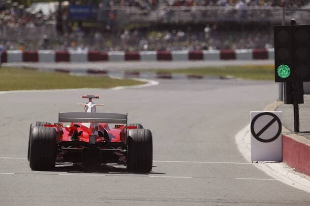 Michael Schumacher (Deutschland Ferrari) erhält grünes Licht zum Herausfahren auf die Strecke Motorsport Grand Prix Herren Großer Preis von Kanada 2004, Formel 1 Weltmeisterschaft, F1, F, GP, WM, Freies Training, Vdig, Einzelbild Montreal