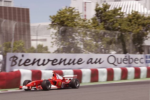 Bienvenue au Quebec - Michael Schumacher (Deutschland Ferrari) rast in seinem Boliden an den kanadischen Willkommensgrüßen vorbei Motorsport Grand Prix Herren Großer Preis von Kanada 2004, Formel 1 Weltmeisterschaft, F1, F, GP, WM, Freies Training, Vdig, Einzelbild Montreal Dynamik,