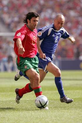 Luis Figo (Portugal, li.) gegen Stylianos Giannakopoulos (Griechenland) - VERÖFFENTLICHUNGSRECHTE NUR FÜR DEUTSCHE MEDIEN Fußball EM Herren Euro 2004, Europameisterschaft, Länderspiel, Nationalmannschaft, Nationalteam, Gruppe A Gruppe Porto Dynamik,