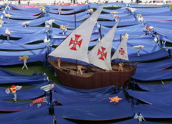 Ein Segelschiff auf dem blauen Meer erinnert bei der Eröffnungsfeier der Europameisterschaft 2004 an die großen Seefahrertraditionen der portugiesischen Nation Fußball EM Herren Euro 2004, Europameisterschaft, Eröffnung, Eröffnungsfeier, Eröffnungsveranstaltung Einzelbild Porto