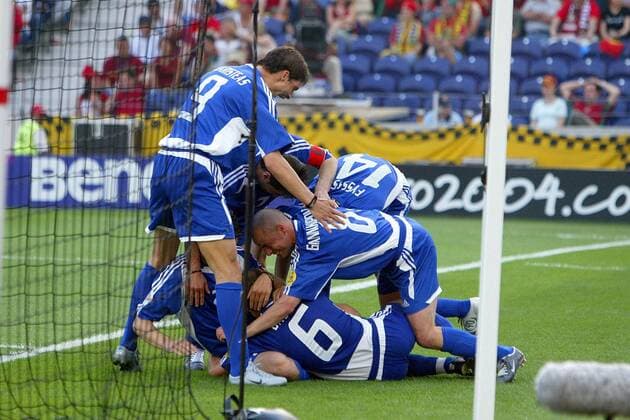Torjubel Griechenland nach dem 1:0 - u.a. Angelos Charisteas (li.) - VERÖFFENTLICHUNGSRECHTE NUR FÜR DEUTSCHE MEDIEN Fußball EM Herren Euro 2004, Europameisterschaft, Länderspiel, Nationalmannschaft, Nationalteam, Gruppe A Gruppe Porto Freude, Begeisterung