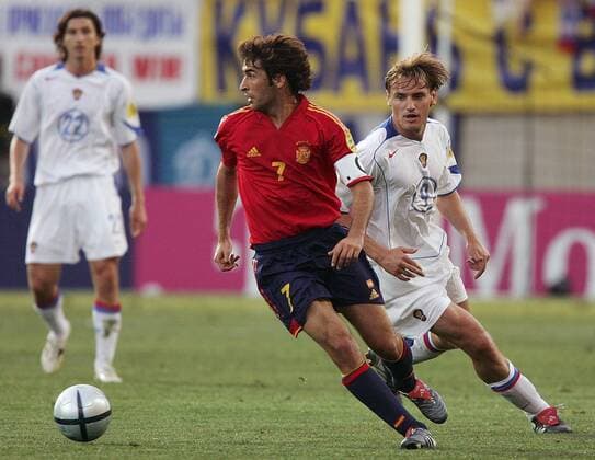 Raul Gonzalez (Spanien, li.) am Ball verfolgt von Dmitri Bulykin (Rußland) Fußball EM Herren Euro 2004, Europameisterschaft, Länderspiel, Nationalmannschaft, Nationalteam, Gruppe A Gruppe Faro Dynamik,