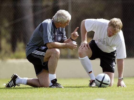 Teamchef Rudi Völler (li.) im Gespräch mit Torwart Oliver Kahn (beide Deutschland) Fußball EM Herren Euro 2004, Europameisterschaft, Nationalmannschaft, Nationalteam, Training, Vdig Gruppe Vale do Garrao